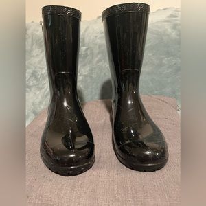 Black Ugg rain boots.  Size 8 fur warm inside.